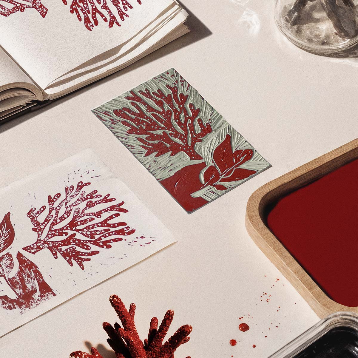 Atelier Alietto, linogravure de corail rouge, motif imprimé sur papier et reporté sur la soie