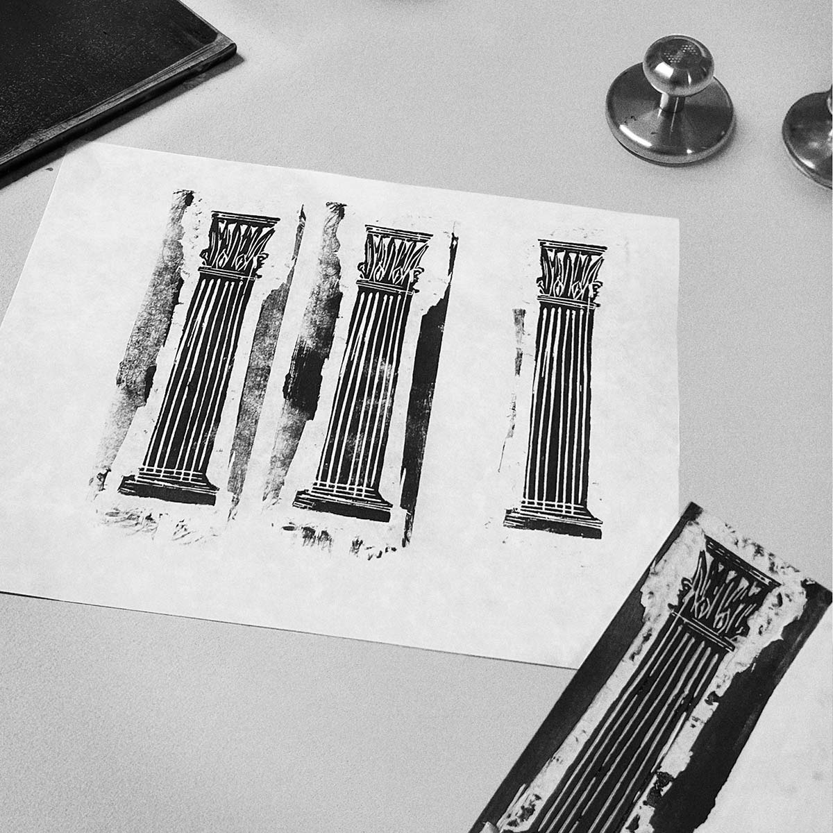 Atelier Alietto, xylogravure de colonne brut, motif imprimé sur papier et reporté sur la soie