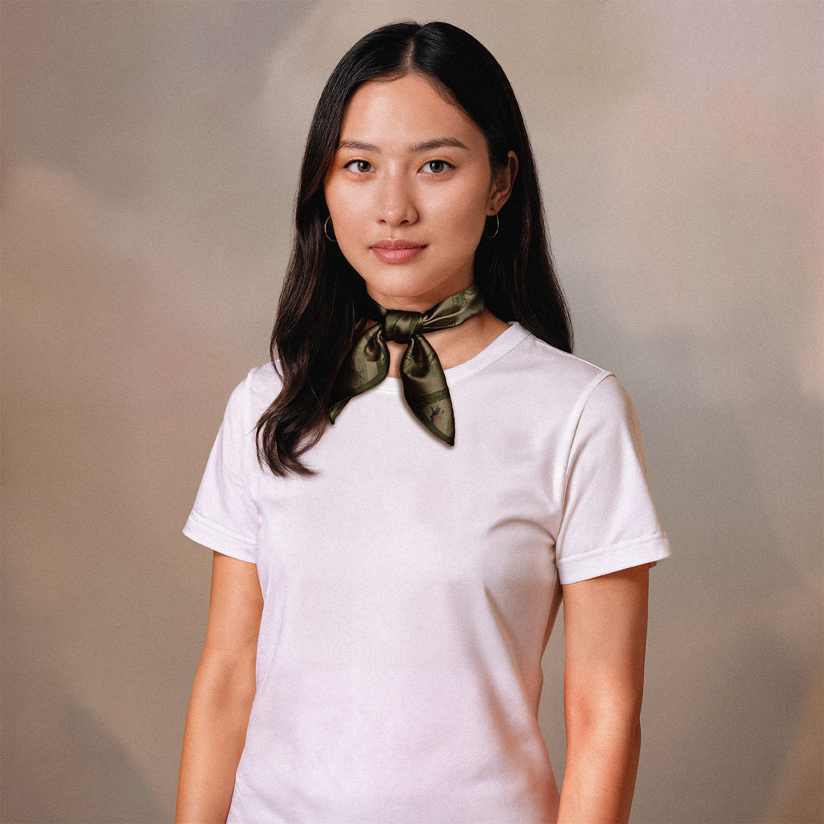 Foulard en soie Alietto Colonna vert foncé, porté noué au cou