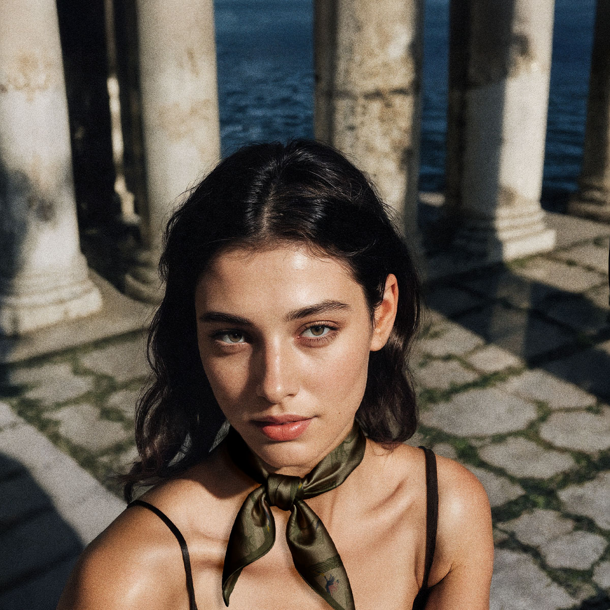 Foulard en soie Alietto Colonna porté en portrait, édition limitée fabriquée en France