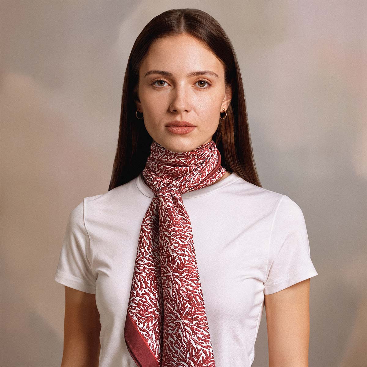 Foulard en soie Alietto Corallina blanc crème et rouge, porté en nouage long autour du cou, grand format.