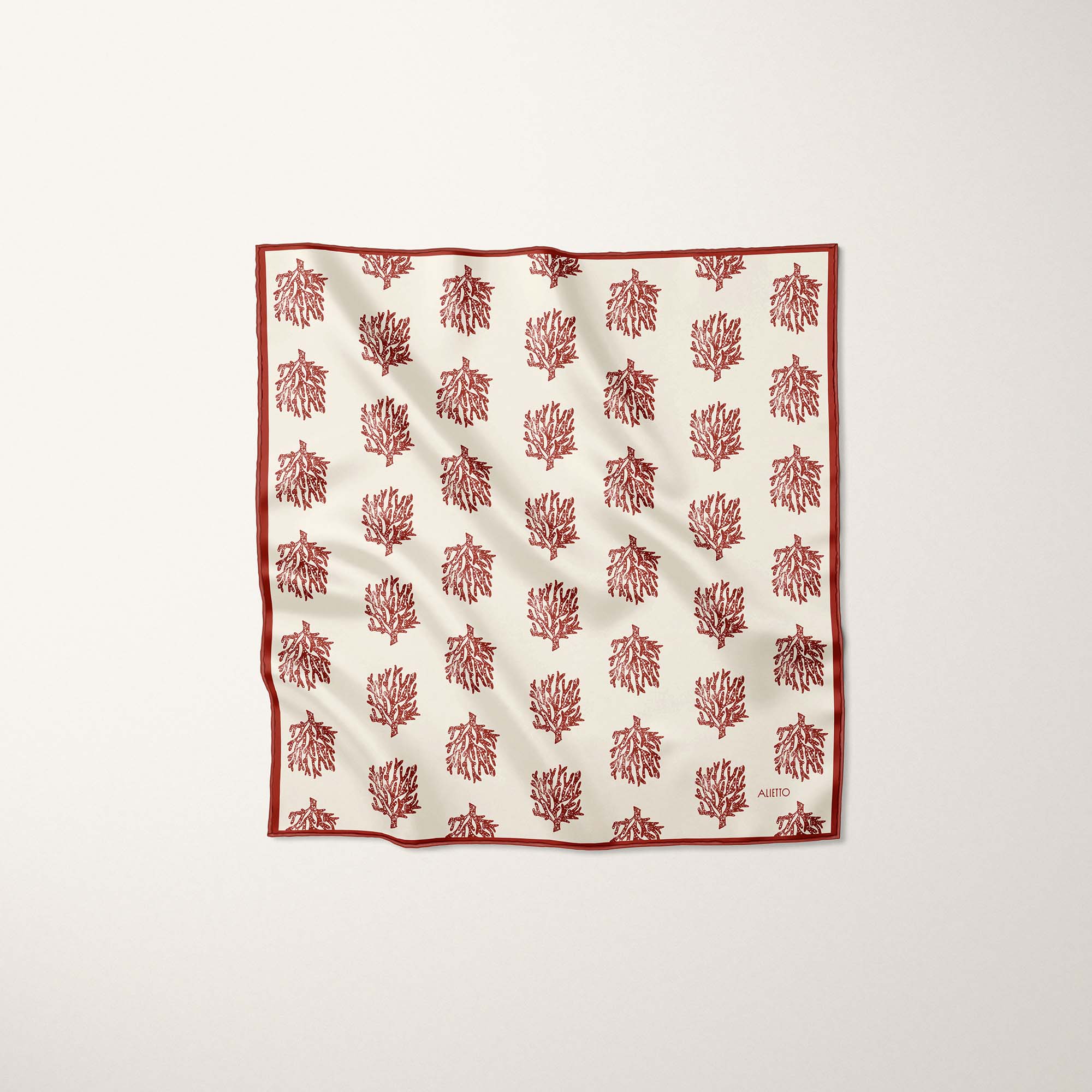 Carré de soie Coru 70 par Alietto, motif corail rouge sur fond blanc