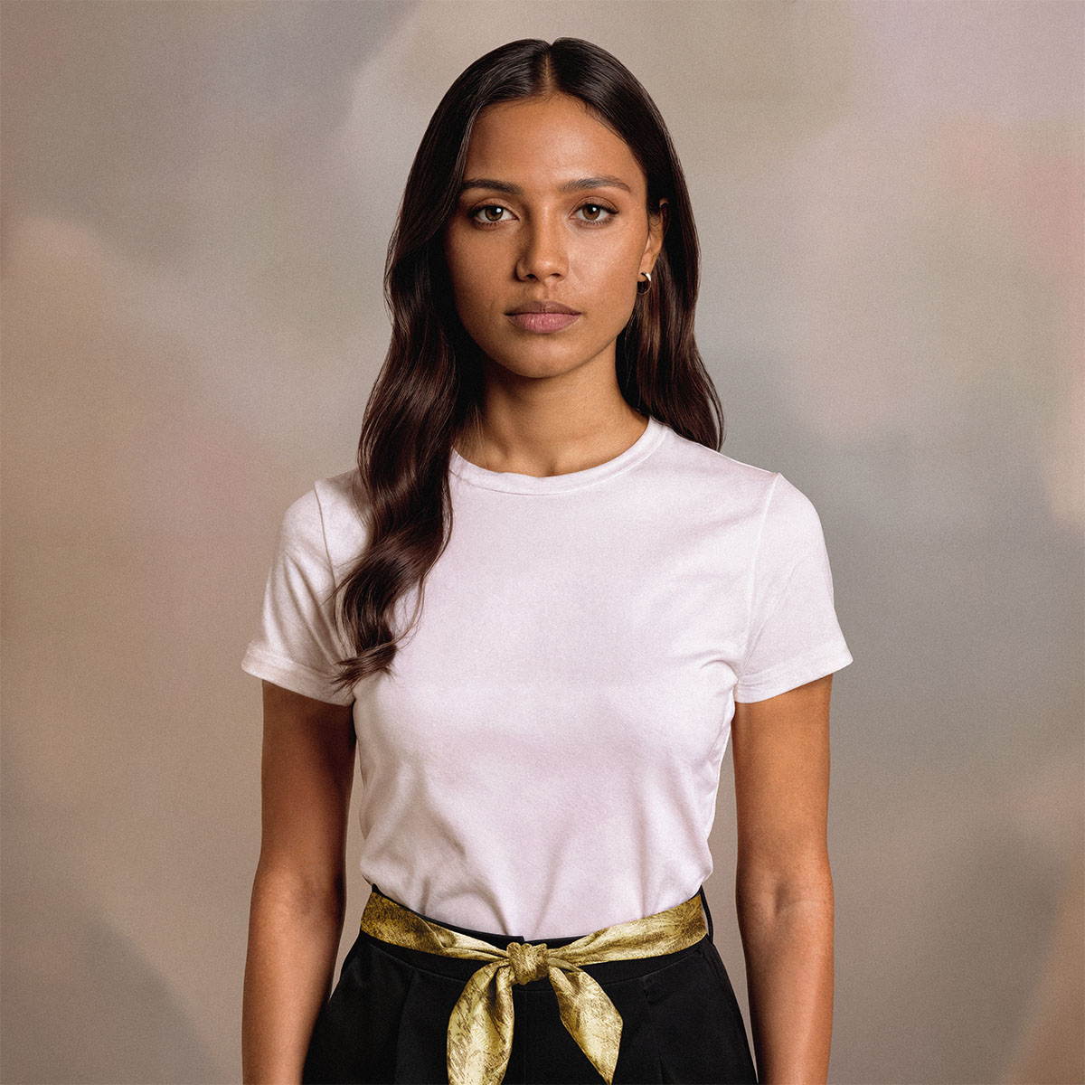 Foulard en soie Alietto Aventino doré, porté en ceinture, noué à la taille.