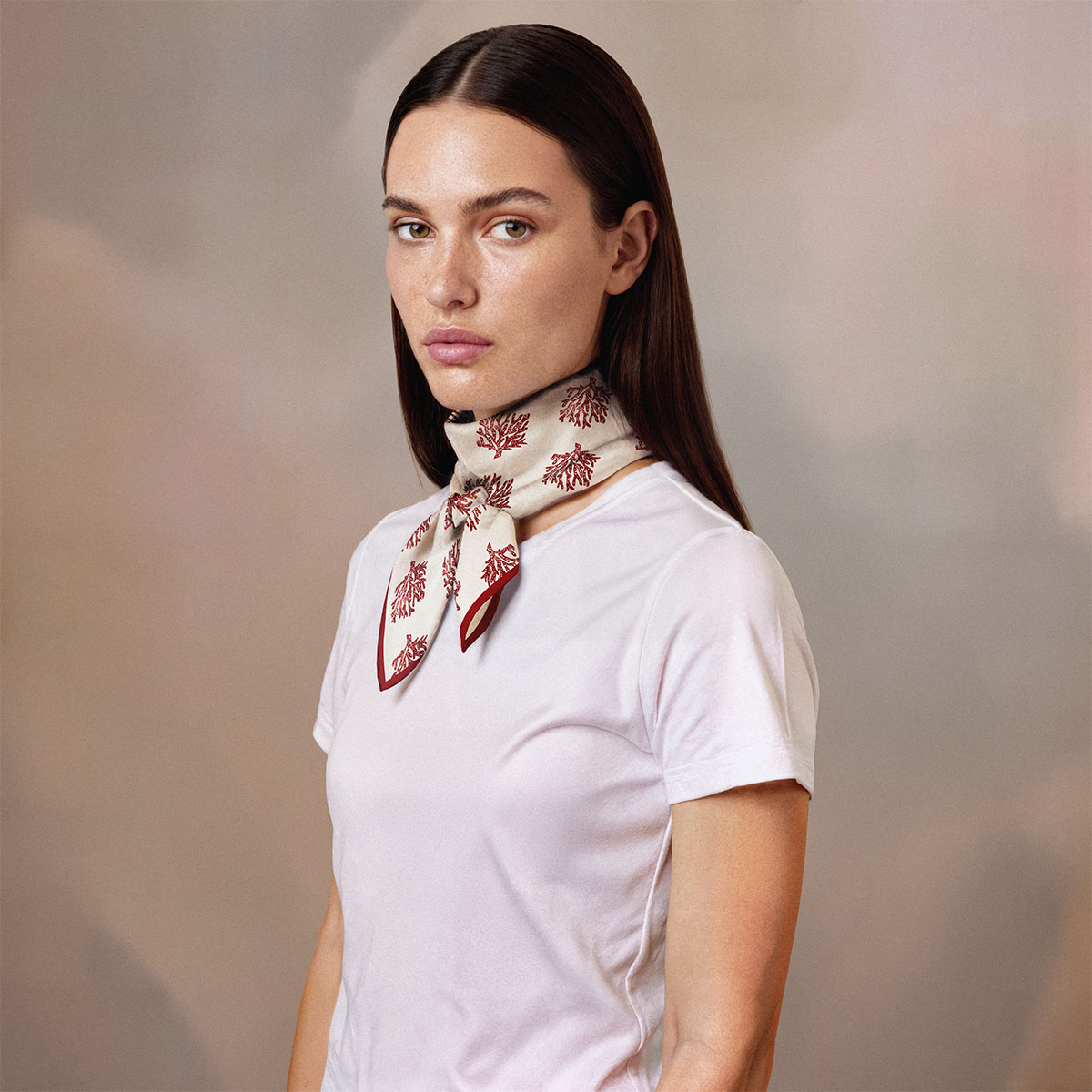 Foulard en soie Alietto Coru, blanc crème et rouge, noué court autour du cou