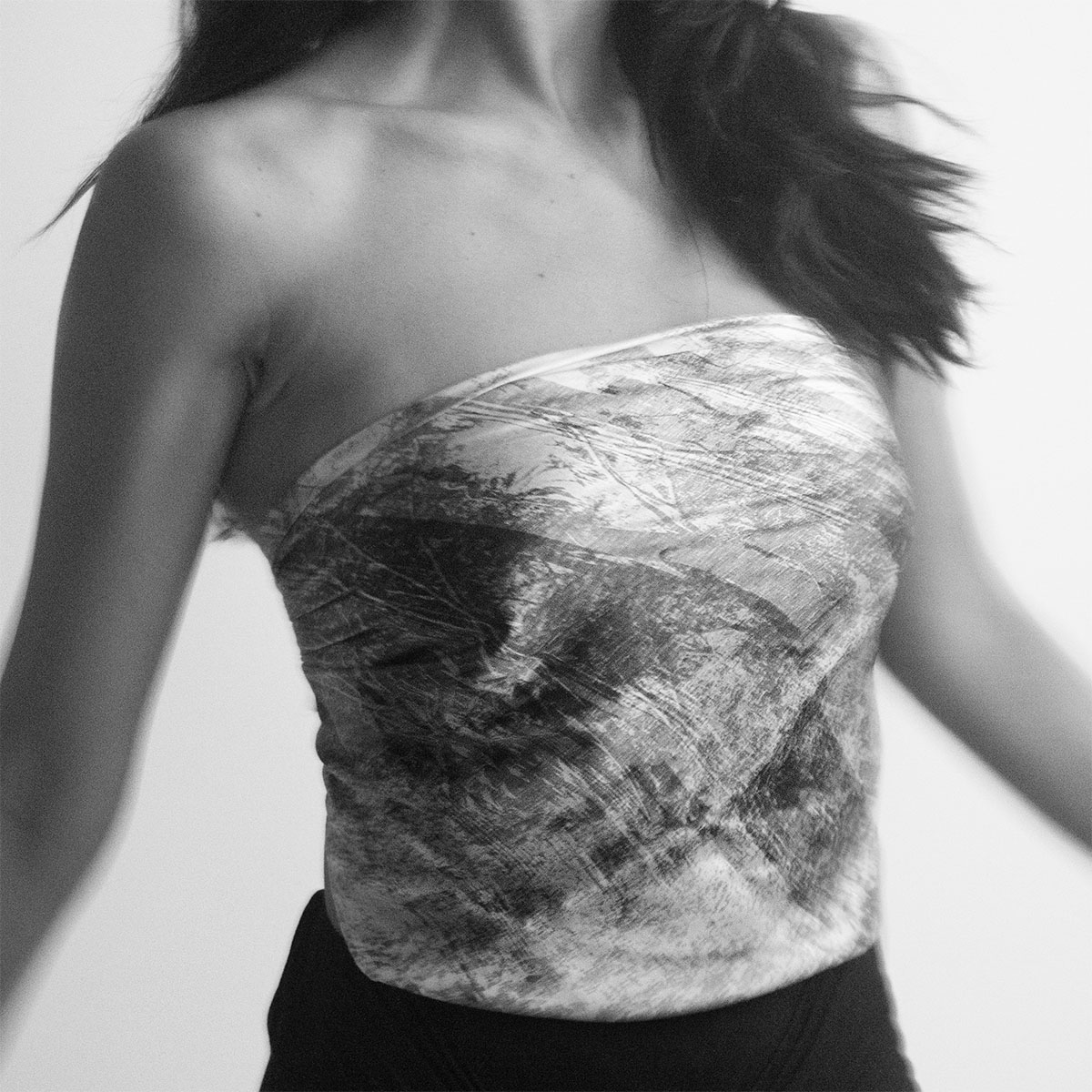 Foulard en soie Alietto porté en bustier, style féminin et audacieux