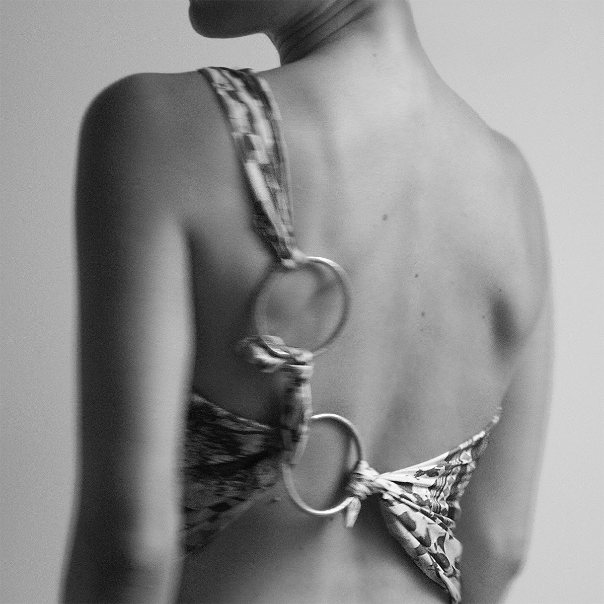 Foulard en soie Alietto porté noué dans le dos, élégant et intemporel