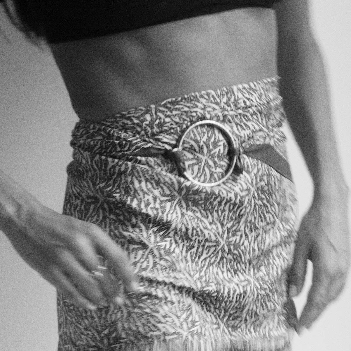 Foulard en soie Alietto porté en jupe, style audacieux et élégant