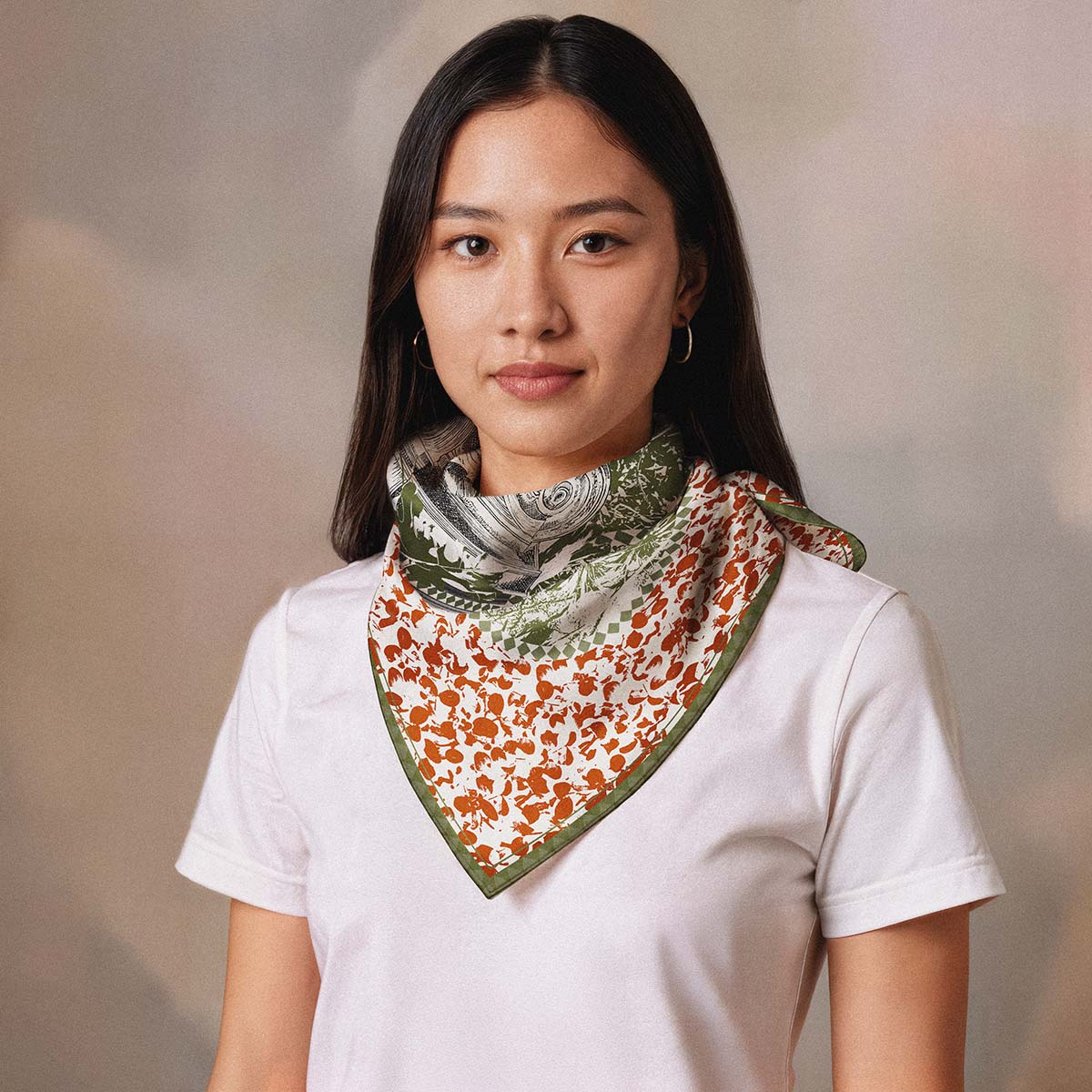 Foulard en soie Alietto Rome en Juillet, rouge orangé et vert, porté en pointe autour du cou