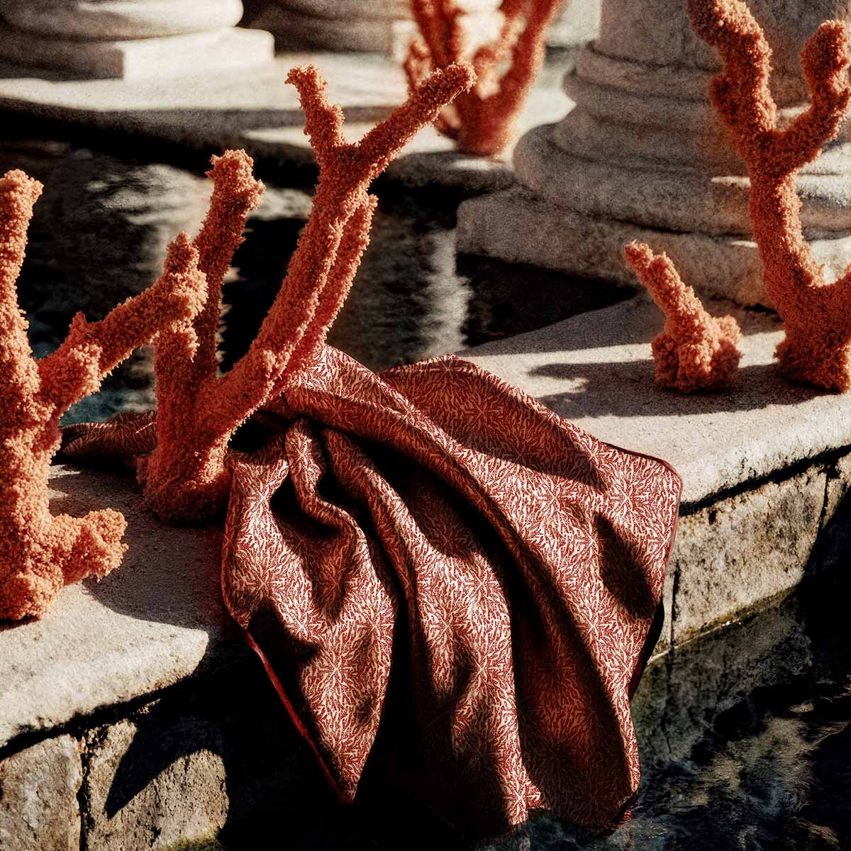 Foulard en soie Alietto Summertime photographié en mouvement dans l'eau