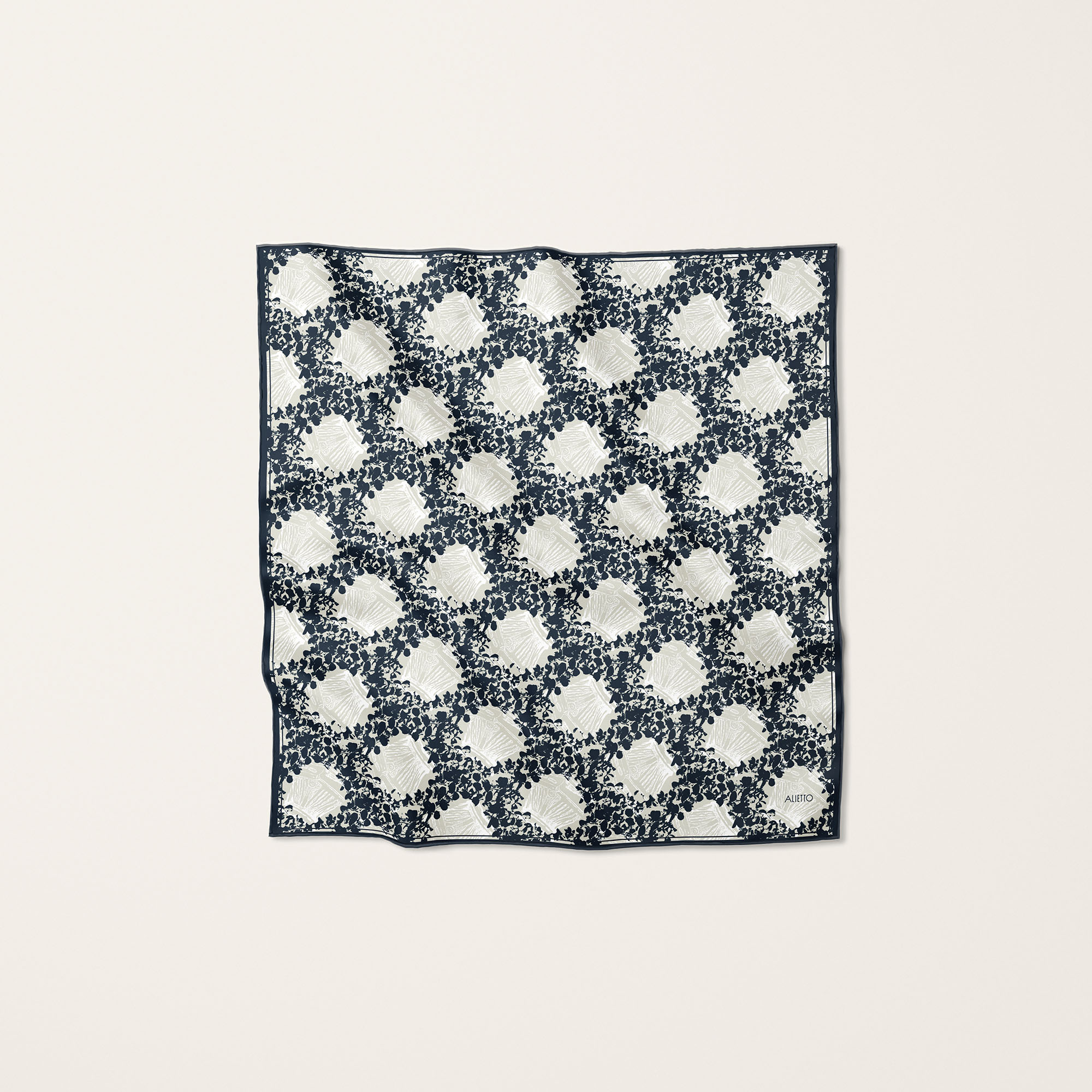 Carré de soie Colonetta 70 par Alietto, motif inspiré des vestiges méditerranéens, Une série de chapiteaux de l’architecture grecque antique enfouis dans une nature vibrante