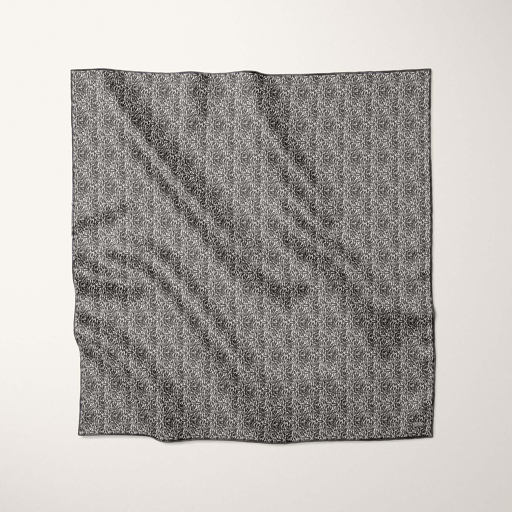 Carré de soie Corallinera 130 par Alietto, motif corail gris anthracite presque noir en linogravure