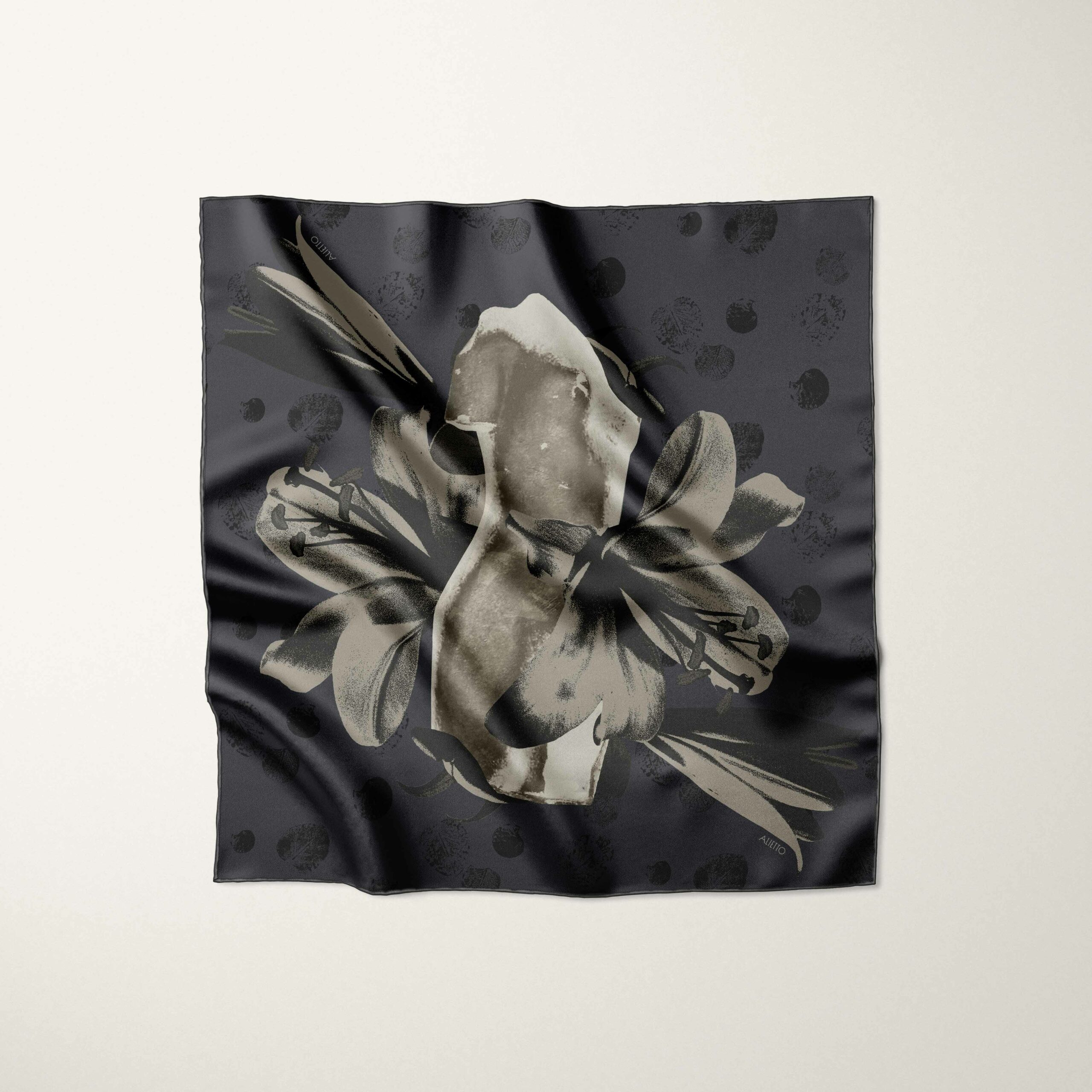 Carré de soie Nuitée 90 par Alietto, photographie argentique, gravure, photocopie, collage, motif placé