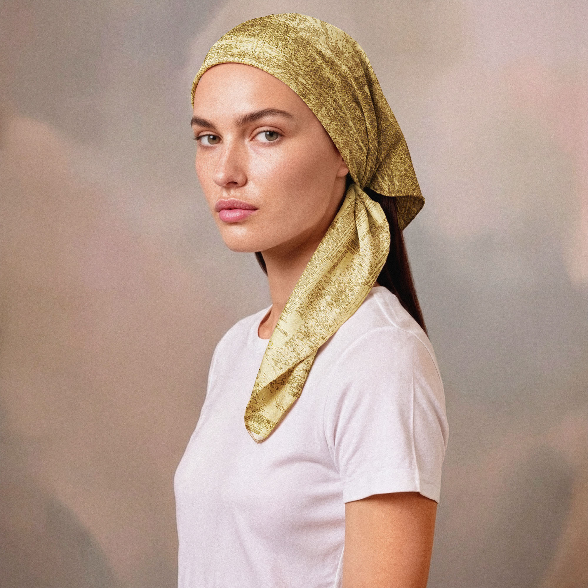 Foulard en soie Alietto Aventino doré, porté en ceinture, noué dans les cheveux.