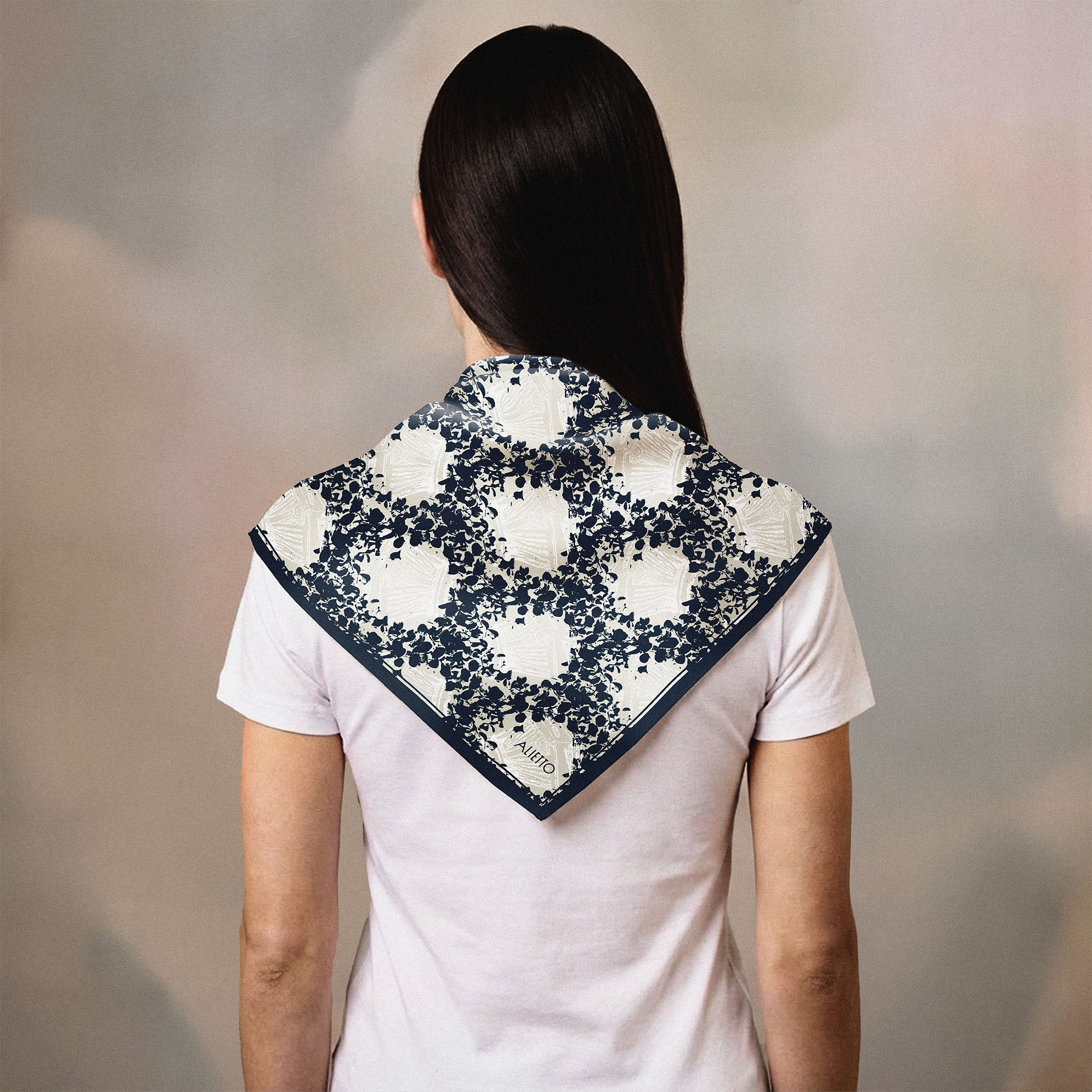 Carré de soie Colonetta 70 par Alietto, motif inspiré des vestiges méditerranéens, Une série de chapiteaux de l’architecture grecque antique enfouis dans une nature vibrante