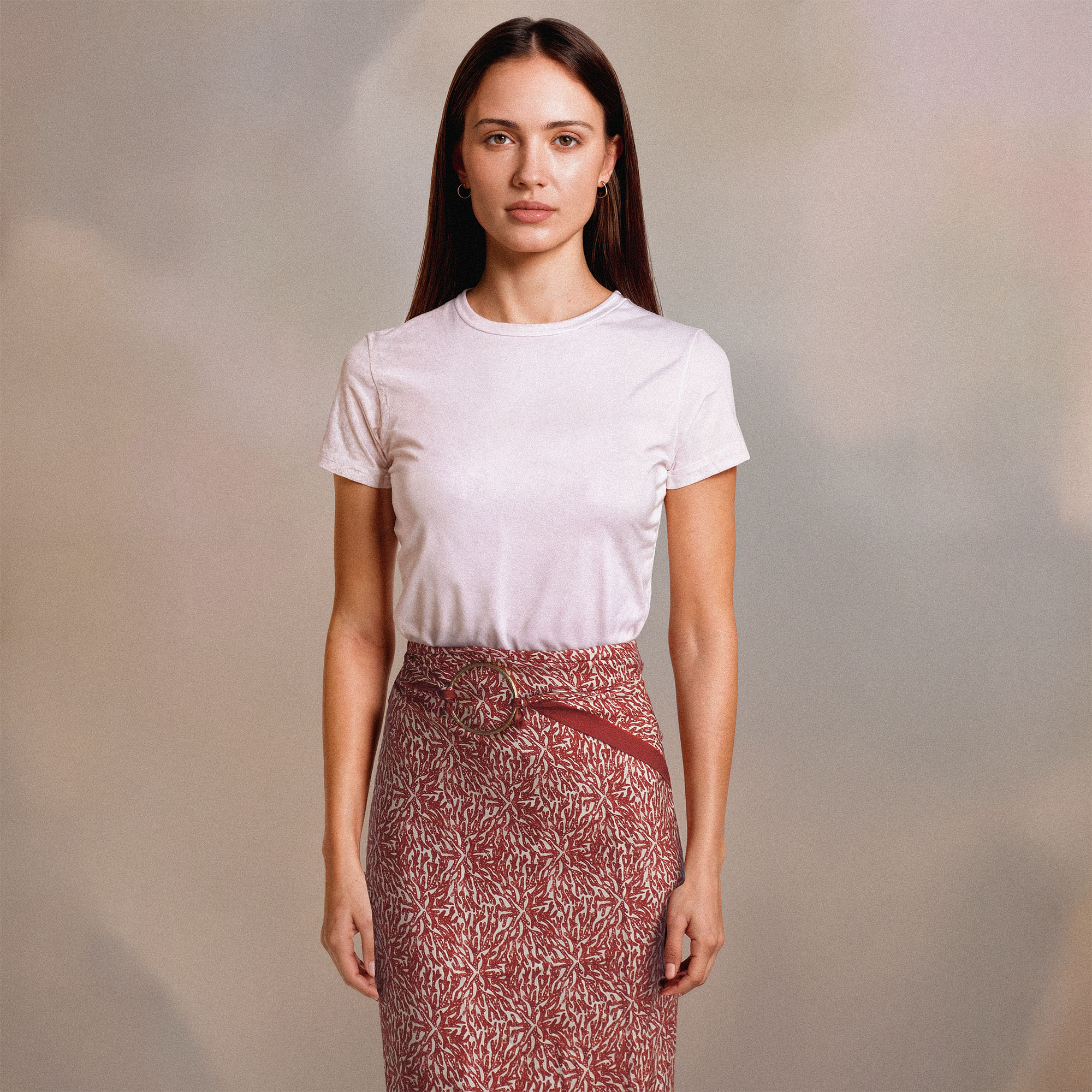 Foulard en soie Alietto Corallina blanc crème et rouge, porté en jupe longue autour de la taille avec un anneau, grand format.