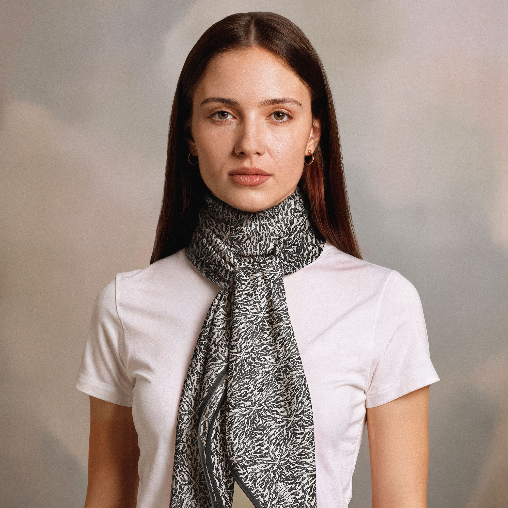 Carré de soie Corallinera 130 par Alietto, motif corail gris anthracite presque noir en linogravure, porté autour du cou