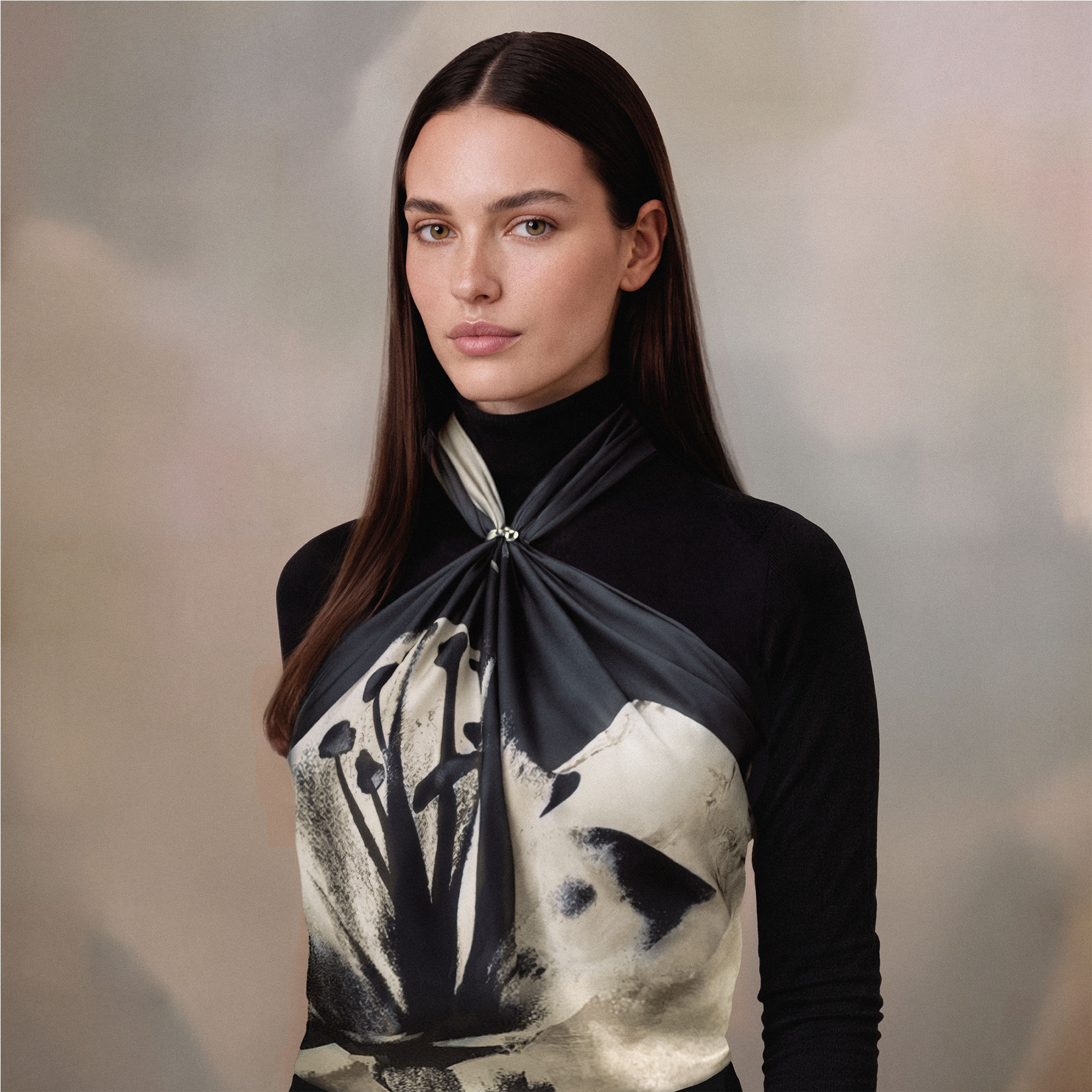 Foulard en soie Alietto Nuitée bleu nuit, porté en top par dessus un petit pull col roulé avec une bague